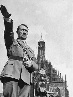 Hitler fyrir framan kirkju