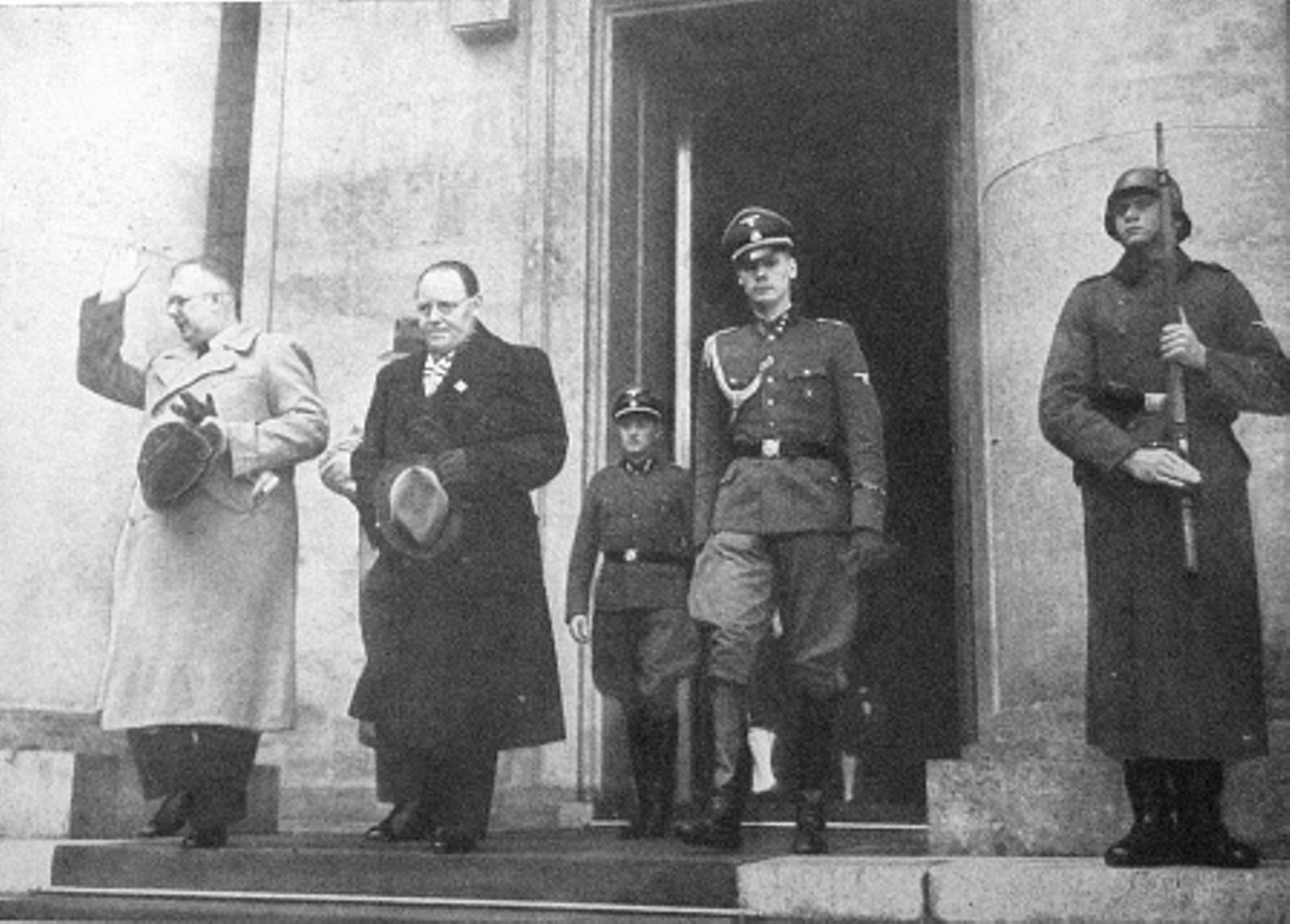 gunnar-hittir-hitler-1a-lille.jpg